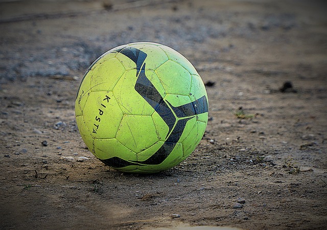 2-1逆转！超级后卫踢疯了，梅开二度导演逆袭，巴萨狂揽4连胜